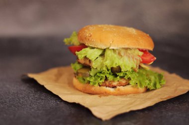 Gri arka planda duble çizburger. Lezzetli hamburgerler yakın plan, yan manzara. Fast food