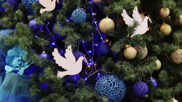 Kerstboom Kerst Decoraties Een Kunstmatige Sparren Tak Close Mooie Blauwe — Stockvideo