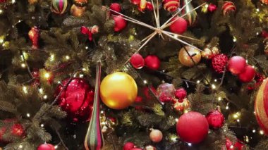 Kyiv, Ukrayna - 5 Aralık 2023: Bir alışveriş merkezinde Noel ağacı, dekor ve çelenkler. Yeni yıl. Yapay Noel ağacı, Noel baloları, oyuncaklar. Tatil