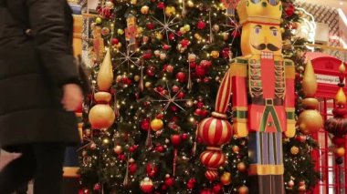 Kyiv, Ukrayna - 5 Aralık 2023: Bir alışveriş merkezinde Noel ağacı, dekor ve çelenkler. Yeni yıl. Yapay Noel ağacı, Noel baloları, oyuncaklar. Tatil