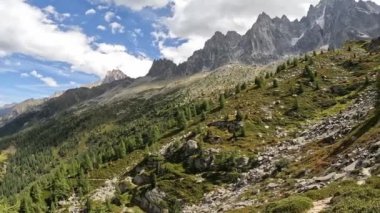 Aiguille du Midi, Fransa, Haute-Savoie dağlarının zirvesine doğru turist rotası. Güzel dağ manzarası, mavi gökyüzü, orman, kayalar