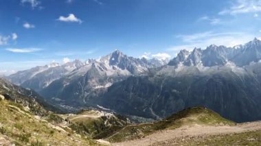 Aiguille du Plan (yükseklik 3673 m), Fransız Alpleri 'nde Mont Blanc' ta bir dağ. Güzel dağ manzarası, mavi gökyüzü, orman, kayalar. Turizm