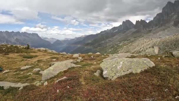 Utsikt Över Ett Bergslandskap Med Regnbåge Regnigt Väder Franska Alperna — Stockvideo