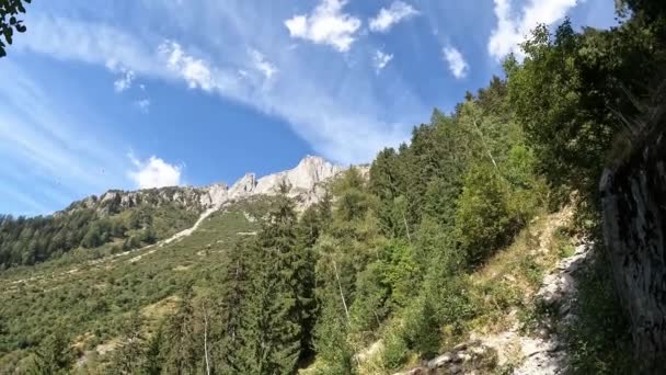 マウンテン ブレヴェント フランスアルプス シャモニクスの頂上に登る 美しい山の風景 青い空 パラグライダー ツーリストウォーク — ストック動画