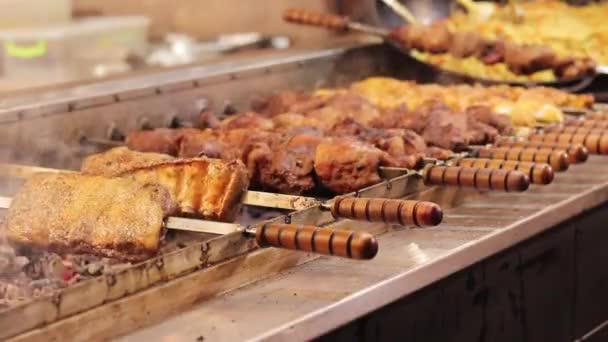 Kebaby Szaszłykach Pilaf Świąteczna Knajpa Jarmark Przygotowywanie Smakołyków Świeżym Powietrzu — Wideo stockowe