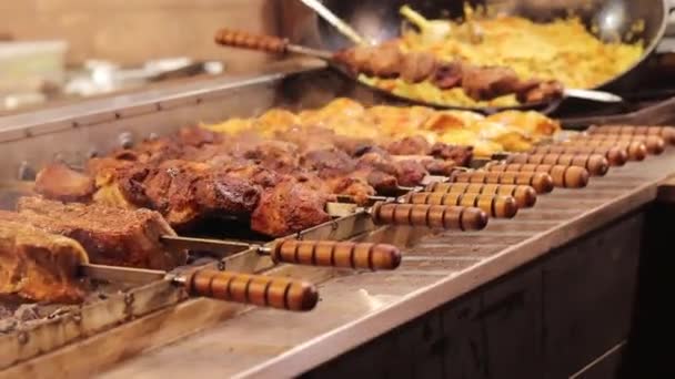 Kebabs Espetos Pilaf Praça Comida Natal Feira Preparando Guloseimas Livre — Vídeo de Stock