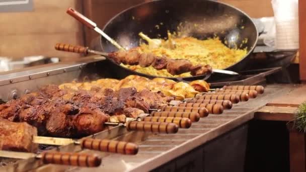 Kebabs Espetos Pilaf Praça Comida Natal Feira Preparando Guloseimas Livre — Vídeo de Stock