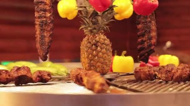 烤肉和蔬菜 在集市上烧烤 用菠萝装饰 圣诞食品广场 露天集市 夜市热 美味的食物 有选择的重点 自动烤架 — 图库视频影像