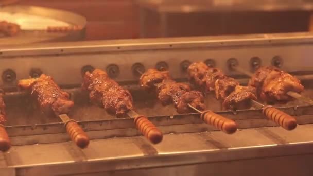 Kebab Spiedini Griglia Automatica Primo Piano Pasticceria Natale Fiera Inverno — Video Stock
