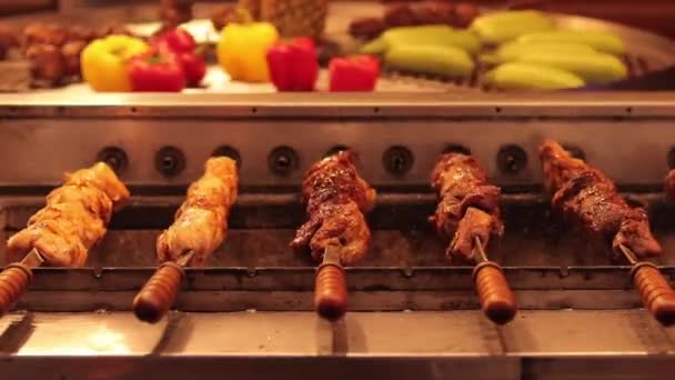 Kebabs Espetos Grelha Automática Close Praça Comida Natal Feira Inverno — Vídeo de Stock