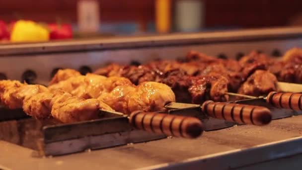 烤面包机上的烤面包机 自动烤架 圣诞食品广场 公平的 夜市热 美味的食物 有选择的重点 自动烤炉变成绞架 — 图库视频影像