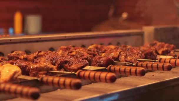 Kebabs Sur Brochettes Grill Automatique Gros Plan Cour Alimentaire Noël — Video