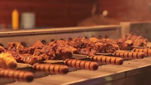 Kebaby Szaszłykach Automatyczny Grill Zbliżenie Świąteczna Knajpa Piękna Zimowa Wieczorny — Wideo stockowe