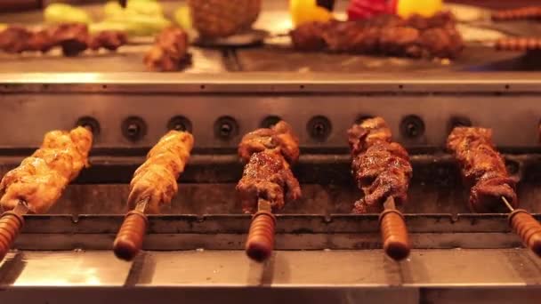 Carne Grelhada Legumes Cozinhando Churrasco Feira Decorando Com Abacaxis Quadra — Vídeo de Stock