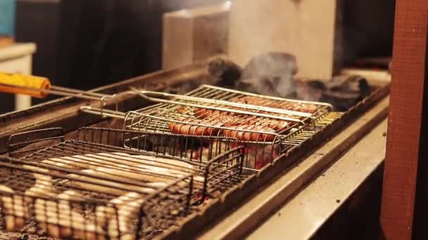 Sokak Yemekleri Fuarı Izgarada Sosis Pişirmek Kömürün Üstünde Yakın Plan — Stok video