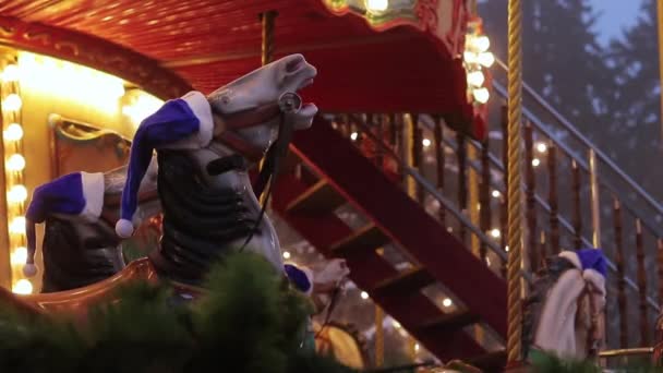 キエフ ウクライナ 2023 クリスマスフェアでカルーセル 新年の帽子 伝統的なフェアで馬とカルーセル ナイト — ストック動画