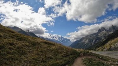 Dağlar, Mont Blanc manzarası. Fransız Alpleri, Avrupa, güzel manzara, bulutlu mavi gökyüzü. Turizm, elden yürüyüş videosu çekmek.