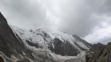 Dağlar, Mont Blanc 'ın kötü hava manzarası, Fransız Alpleri, Avrupa, güzel manzara. Turizm. Dağ manzarası, gökyüzü, kayalar