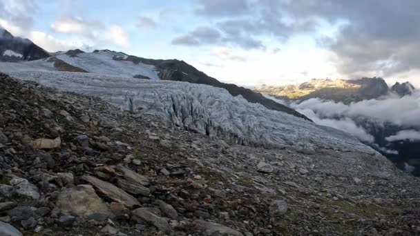 环游冰川 法国的冰川 岩石景观 法国阿尔卑斯山 美丽的风景 风景在云彩之上 — 图库视频影像