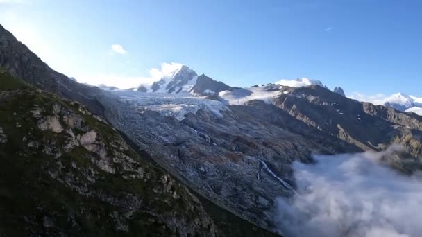氷河デュツアー フランスの氷河 岩の風景 モンブランの景色 フランスアルプス ヨーロッパ 美しい風景 観光について 風景は雲の上にある — ストック動画