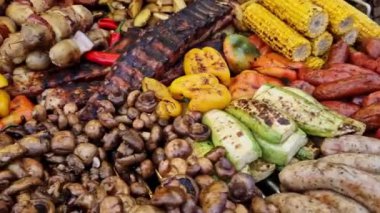 Kyiv, Ukrayna - 12.25.2023: Bir sokak fuarında çeşitli ürünler. Izgara ürünler, mantarlar, patatesler, et, biber, mısır. Lezzetli ve sıcak yiyecekler bir sokak fuarında, yakın plan