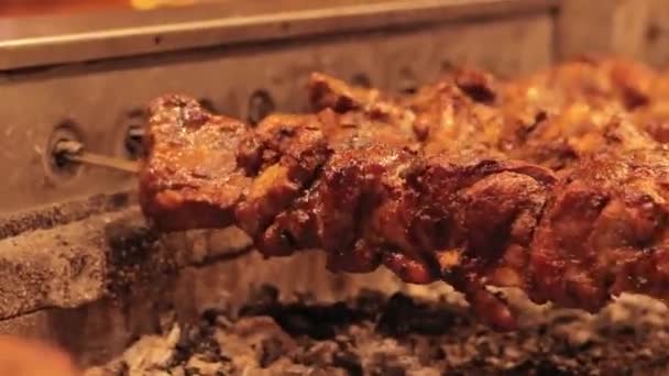 Kebabs Espetos Grelha Automática Close Praça Alimentação Feira Cozinha Livre — Vídeo de Stock