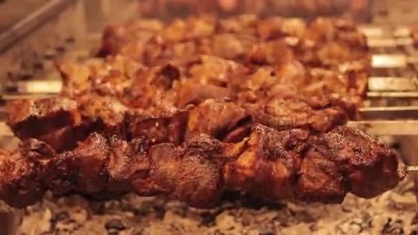 Kebaby Szaszłykach Automatyczne Zbliżenie Grilla Knajpa Targach Gotowanie Świeżym Powietrzu — Wideo stockowe