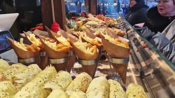 Panayırda Nefis Yemekler Patates Kızartması Karton Bardakların Içinde Nugget Açık — Stok video