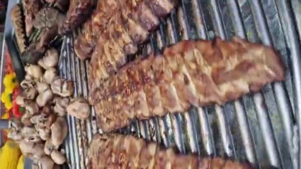 Panayırdaki Yemek Katında Elektrikli Izgara Mantar Mısır Biber Domates Çeşit — Stok video