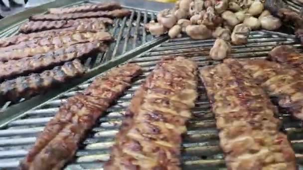 Panayırdaki Yemek Katında Elektrikli Izgara Mantar Mısır Biber Domates Çeşit — Stok video