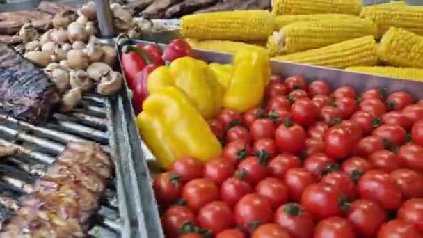 Elektryczny Grill Targowisku Gotowanie Mięsa Grzybów Kukurydzy Papryki Pomidorów Duży — Wideo stockowe