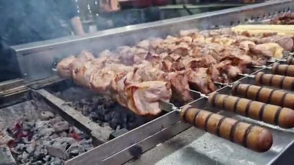 Kiev Ukraine 2023 Kebabs Sur Brochettes Grill Automatique Gros Plan — Video
