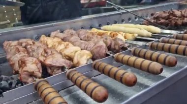 Kyiv, Ukrayna - 12.25.2023: şiş kebap, otomatik ızgara, yakın çekim. Yemek katı, açık hava yemekleri, kış. Sıcak, lezzetli yemekler. Seçici odaklanma. Şiş kebap, kömürlü et.