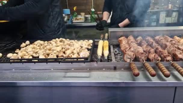 Kyiv Ukraine 2023 Kebabs Skewers Automatic Grill Close 集市上的食物场 冬天在户外烹调 — 图库视频影像