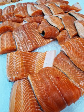 Buzda alabalık filetosu. Dükkandaki soğutmalı tezgahta balık. Süpermarket. Soğuk alabalık.