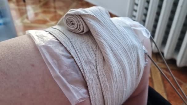 Elektrotherapie Behandeling Van Artrose Van Het Kniegewricht Met Gepulseerde Elektrische — Stockvideo