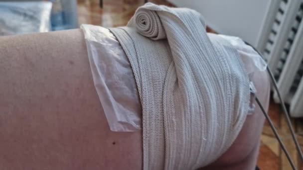 电疗脉冲电流治疗膝关节关节痛 利用电流刺激肌肉活动 减轻疼痛的损伤治疗 — 图库视频影像