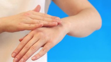 Cilde nemlendirici krem. Yaşlanma önleyici kozmetik. Kadınsı el bakımı. Kadın el kremi sürüyor, yakın plan. Masaj hareketleri kullanarak cilde el kremi sür