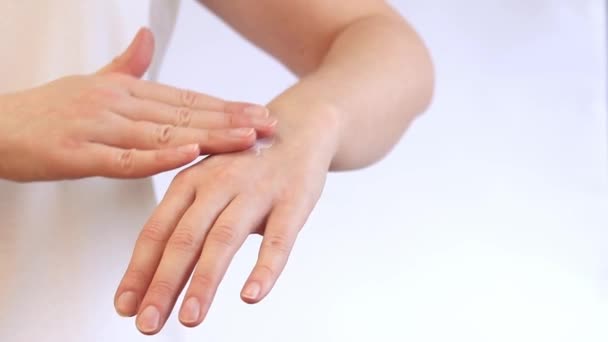 保湿护肤霜 抗衰老化妆品 女性手部护理 女人涂护手霜 用按摩动作在皮肤上涂上护手霜 — 图库视频影像