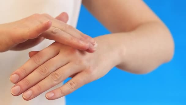 保湿护肤霜 抗衰老化妆品 女性手部护理 女人涂护手霜 用按摩动作在皮肤上涂上护手霜 — 图库视频影像