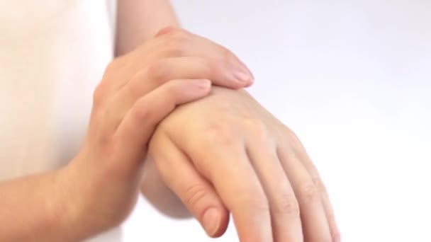 Creme Hidratante Para Pele Cosméticos Envelhecimento Cuidado Com Mãos Femininas — Vídeo de Stock