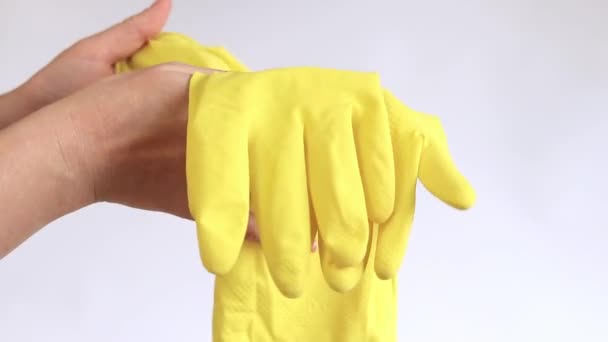 Huishoudhandschoenen Geel Latex Handschoenen Voor Het Schoonmaken Van Kamer Afwas — Stockvideo