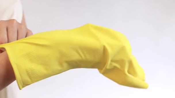 Sarung Tangan Rumah Tangga Kuning Sarung Tangan Untuk Membersihkan Ruangan — Stok Video