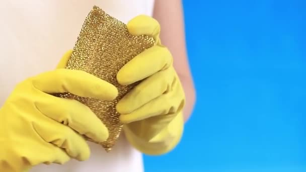 ラテックス手袋の女性の手は テフロン表面を洗うためのスポンジスクレーパーを保持しています 専門のクリーニング 家庭用手袋 クリーニング女性 — ストック動画