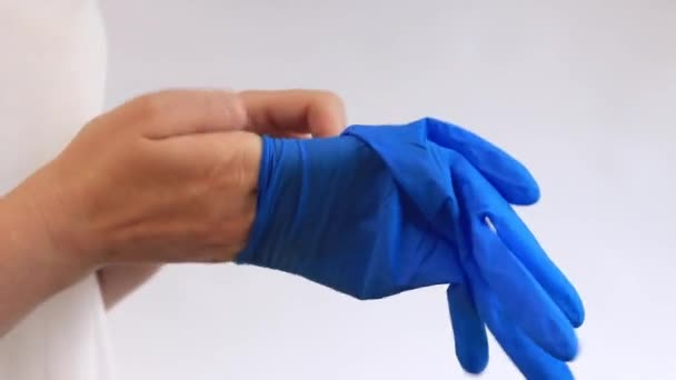 Γάντια Νιτριλίου Για Καθάρισμα Μιας Χρήσης Γυναικεία Χέρια Μπλε Γάντια — Αρχείο Βίντεο