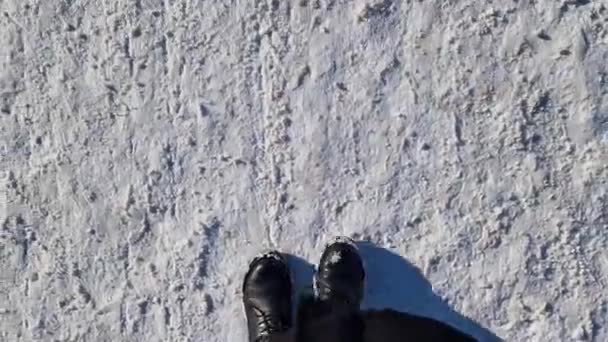 Pés Das Mulheres Caminham Pela Neve Inverno Primeira Pessoa Close — Vídeo de Stock