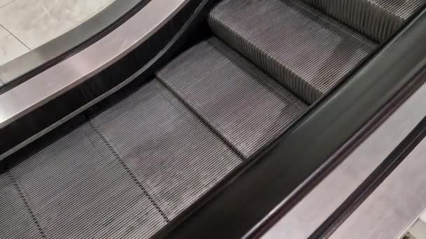 Escalator Oldalnézetbe Egy Mozgólépcsőn Egy Nyilvános Helyen Fémhajtogató Lépcsők Fogalom — Stock videók