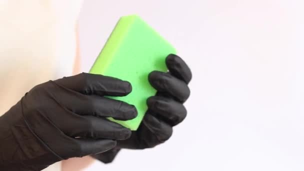 Γυναικεία Χέρια Μαύρα Γάντια Λάτεξ Κρατούν Σφουγγάρι Πλύσης Πιάτων Καθαρίζω — Αρχείο Βίντεο