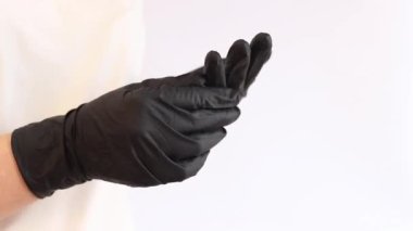 Siyah lateks eldivenli kadın eller. İlaç ve sağlık hizmetleri. Hemşire ya da doktor. Doktor eldivenlerini çıkardı. Profesyonel temizlik. Ev eldivenleri.