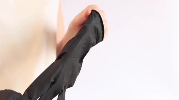 Vrouwelijke Handen Zwarte Latex Handschoenen Geneeskunde Gezondheidszorg Verpleegster Dokter Draag — Stockvideo